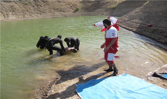 امدادگران هلال‌احمر پیکر بی‌جان جوان 20 ساله را از سد بردسیر خارج کردند
