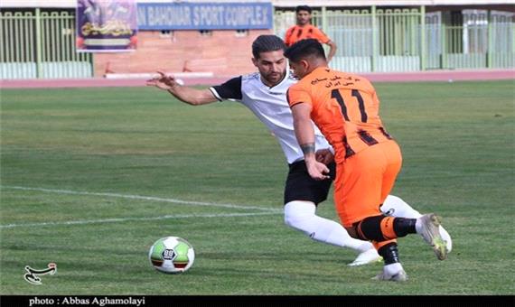 تماشای بخشی از بازی دو تیم فوتبال مس کرمان و شاهین شهرداری بوشهر از دریچه دوربین