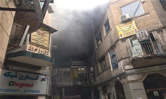 آتش‌سوزی در مرکز تجاری خیابان لاله‌زار + فیلم و تصاویر
