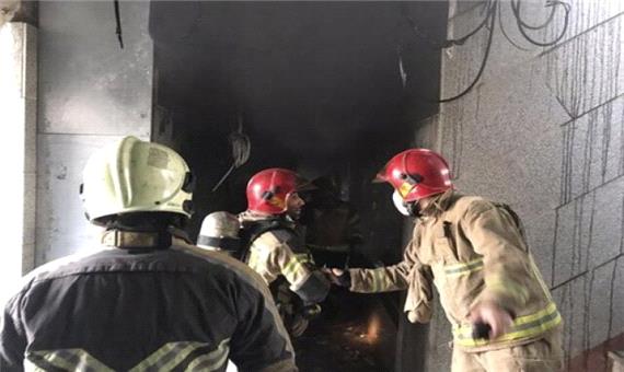 نجات 15 نفر از آتش سوزی ساختمان تجاری در خیابان لاله زار جنوبی تهران