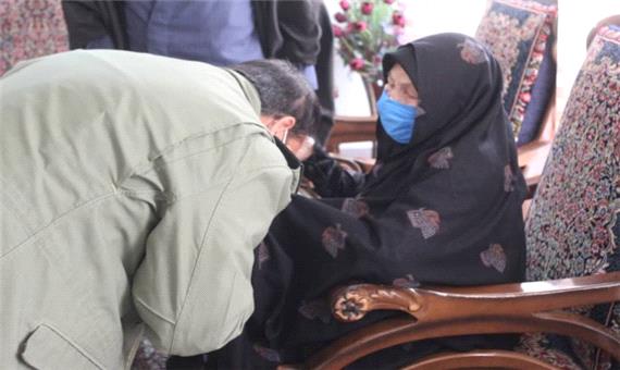 فرمانده سپاه ثارالله استان کرمان با مادر شهیدان کمالی دیدار کرد