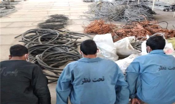 باند سارقین سیم و شبکه هوایی در شهرستان انار دستگیر شدند