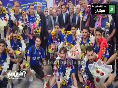 عکس یادگاری مربیان و بازیکنان تیم ملی والیبال جوانان ایران پس از کسب قهرمانی در رقابتهای جهانی