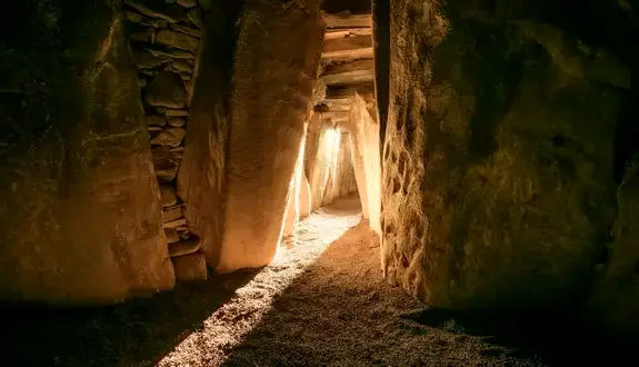 نیوگرنج، یک بنای کیهانی ۵ هزار ساله که ۵۰۰ سال پیش از اهرام ساخته شده است