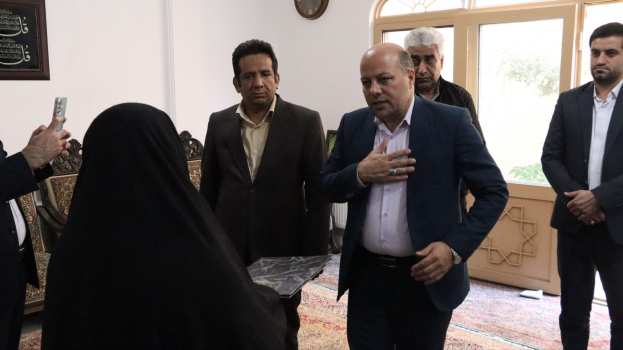 دیدار معاون تربیت بدنی و سلامت وزیر آموزش و پرورش با خانواده شهید فرهنگی حمید ضیا در کرمان