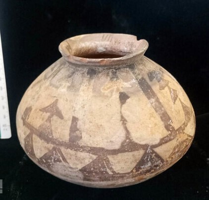 کشف ۱۲ قطعه شیء تاریخی در جیرفت