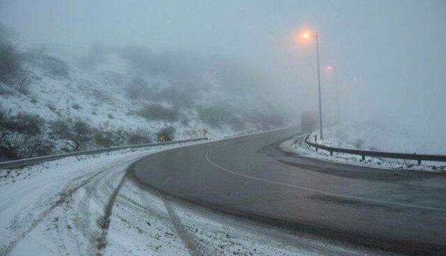 بازگشایی راه‌های مناطق برف‌ گیر جیرفت با تلاش امور عشایر جنوب کرمان
