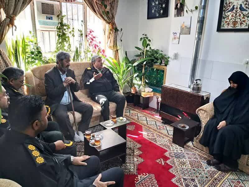 دیدار فرمانده انتظامی استان کرمان با خانواده شهید رضا مداح