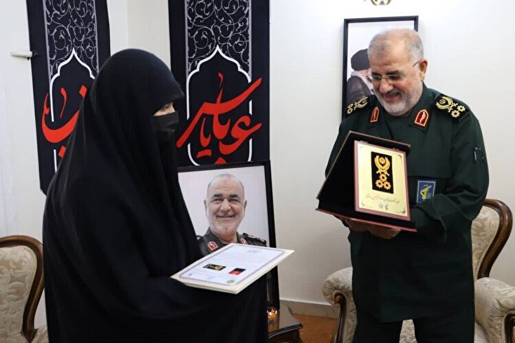 اهدای درجه سپهبدی به خانواده شهید سلامی