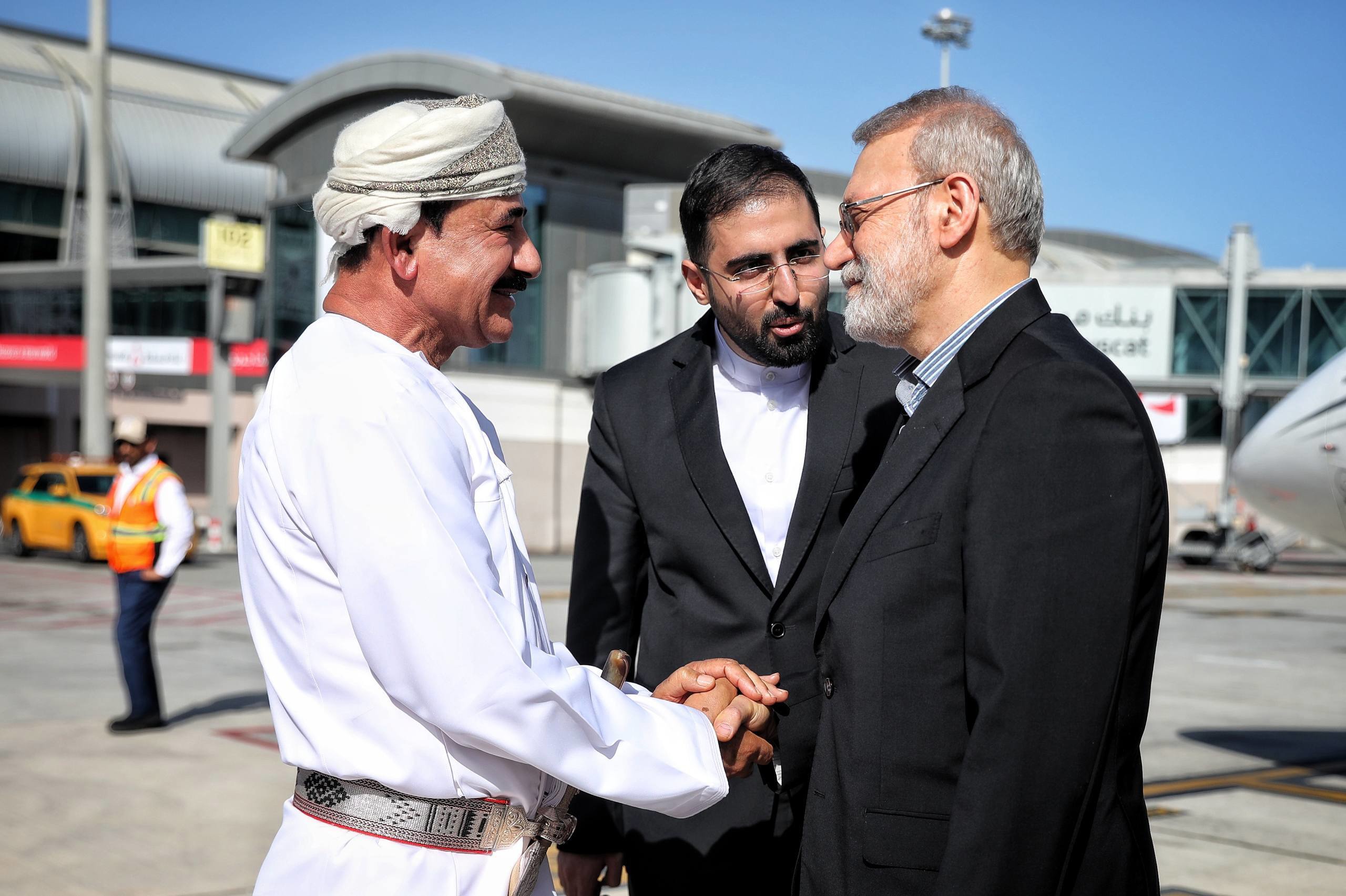 ارتشبد النعمانی شخصاً از لاریجانی در مسقط استقبال کرد