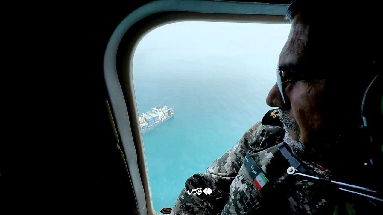 هر لحظه اجازه دهند تنگه هرمز را خواهیم بست