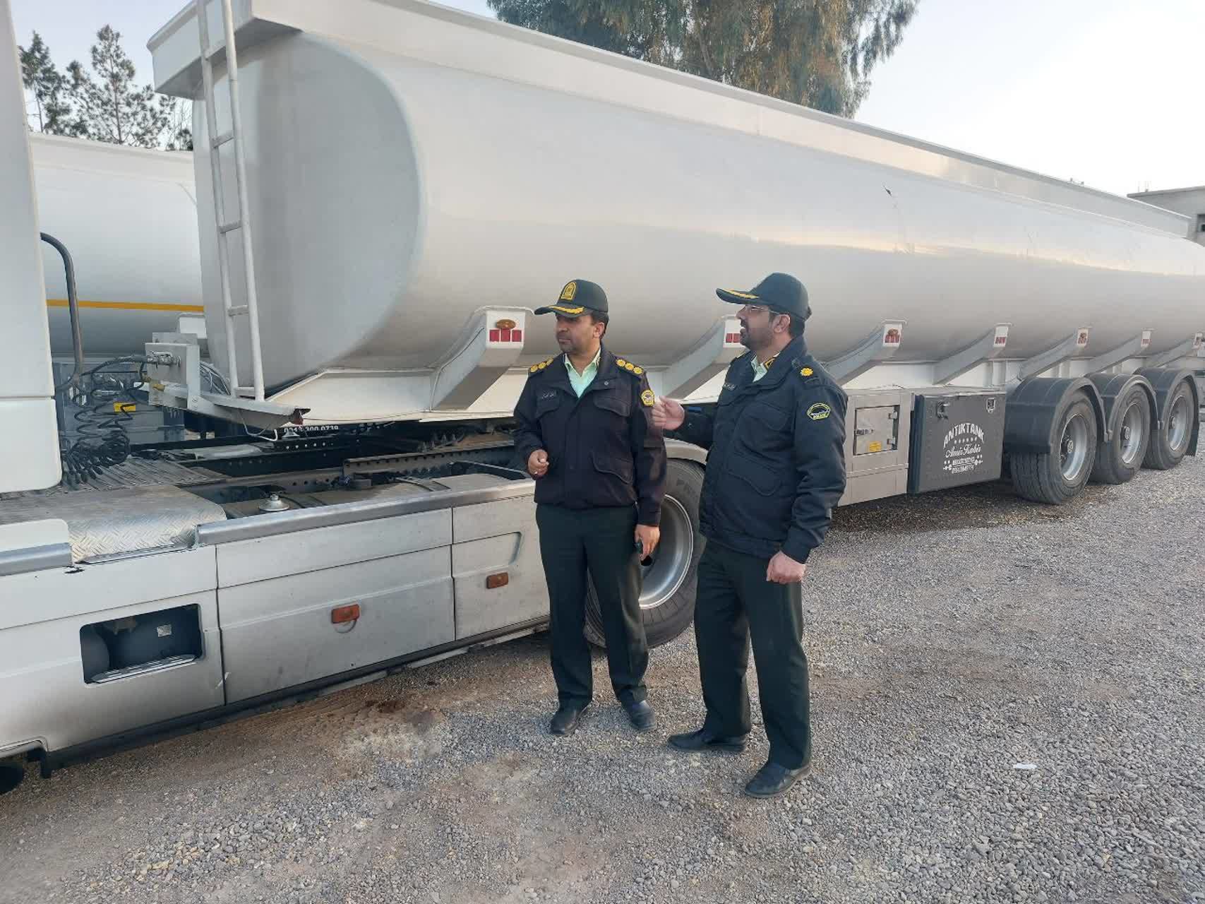 توقیف تریلی حامل ۳۰ هزار لیتر سوخت قاچاق در انار