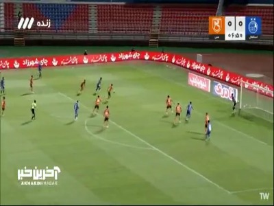 شوت کوشکی از کنار دروازه به ‌بیرون رفت