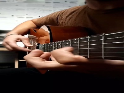 اجرای یک آهنگ نوستالژی با گیتار