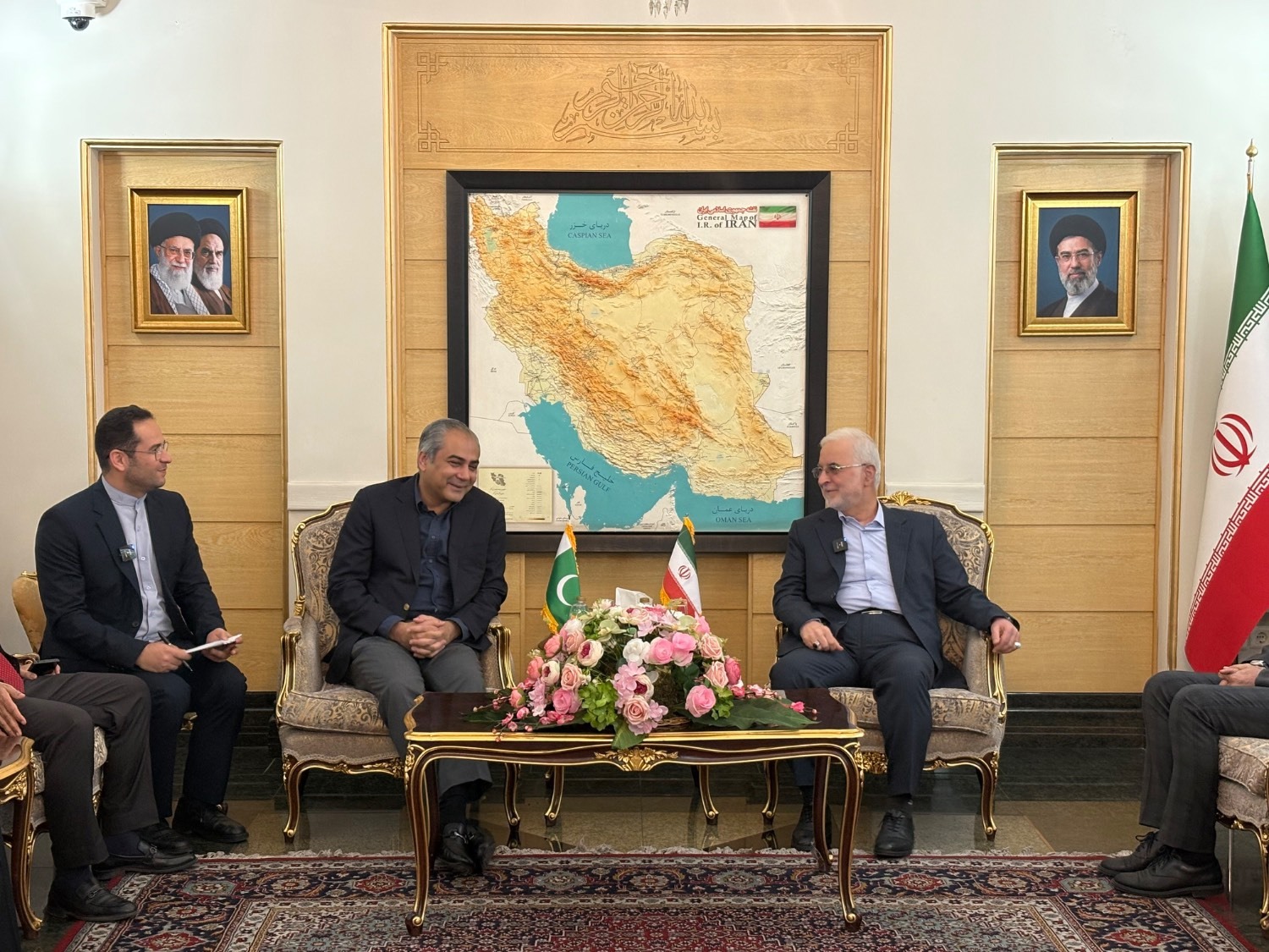 ورود وزیر کشور پاکستان به تهران با استقبال مومنی
