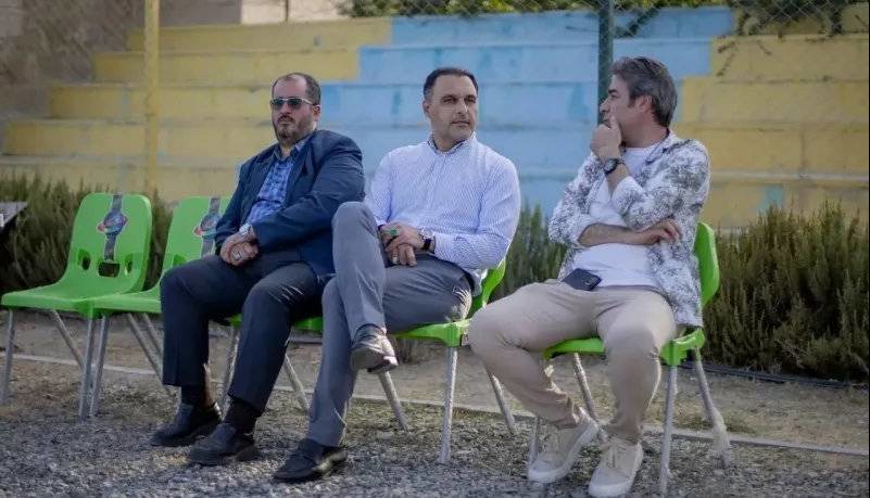 دروازه‌بان سرخابی‌ها هنوز در کنار چمن