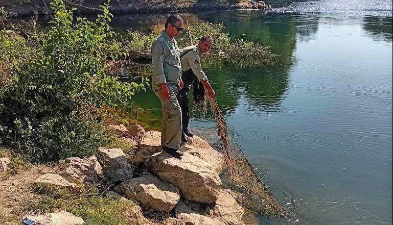 جمع‌آوری ۳۰۰ متر تور ماهیگیری غیرمجاز از زرینه‌رود شاهین‌دژ