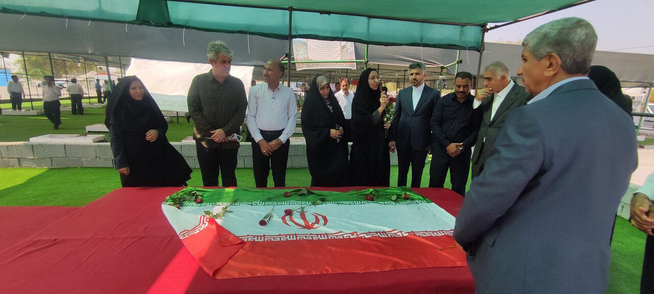 ادای احترام اعضای کمیسیون بودجه به مقام شامخ شهدای دانش‌آموز میناب