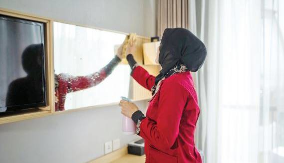 رنجِ کارِ زنانه؛ زنانی که خدمات امور منزل را انجام می‌دهند